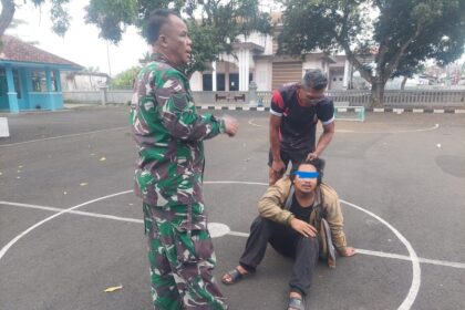 Atep Ramdani (30), terduga pelaku pemerkosaan anak di bawah umur saat ditangkap anggota Koramil 1308/Cipaku Kodim 0613/Ciamis, Kamis (28/9). Foto: Pendim 0613/Ciamis