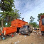 Truk dan motor pengangkut sampah milik Dinas Lingkungan Hidup DKI Jakarta mengangkut sampah dari aliran Kali Baru, Jakarta Timur. Foto: Dok/ipol.id