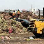 Suasana Pasar Induk Kramat Jati di Kecamatan Kramat Jati, Jakarta Timur, menumpuk gunungan sampah setinggi sekitar dua meter, Jumat (8/9). Foto: Joesvicar Iqbal/ipol.id