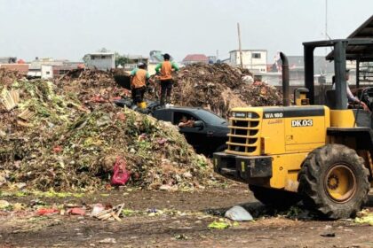 Suasana Pasar Induk Kramat Jati di Kecamatan Kramat Jati, Jakarta Timur, menumpuk gunungan sampah setinggi sekitar dua meter, Jumat (8/9). Foto: Joesvicar Iqbal/ipol.id