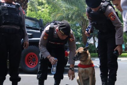 Guna mengamankan penyelenggaraan Konferensi Tingkat Tinggi (KTT) ASEAN ke-43 yang digelar di Jakarta, 5-7 September 2023. Polri membagi Satgas Preventif, petugas K9 atau anjing pelacak hingga Subsatgas Sterilisasi, memastikan tempat-tempat yang akan didatangi delegasi dan tamu negara steril, Selasa (5/9). Foto: Divhumas Polri