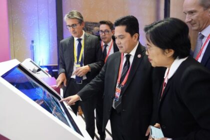 Direktur Enterprise and Business Service Telkom FM Venusiana (paling kanan) memaparkan terkait showcase konektivitas digital serta infrastruktur berkelanjutan dan ramah lingkungan TelkomGroup kepada Menteri BUMN RI Erick Thohir (tengah) dan para Delegasi ASEAN pada event ASEAN Indo-Pacific Forum, di Hotel Mulia Jakarta (5/9). Foto: Telkom Indonesia