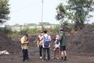 Suasana petugas Dinas Lingkungan Hidup (DLH) DKI Jakarta saat memberikan sanksi administratif penghentian paksa operasional perusahaan pergudangan dan penyimpanan (stockpile) batu bara PT. Bahana Indokarya Global yang berlokasi di Jakarta Timur, belum lama ini. Foto: DLH DKI