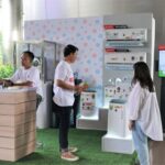 Pengunjung yang sedang bertanya mengenai produk air purifier Sharp di booth Sharp. Foto: Ist