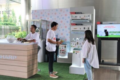 Pengunjung yang sedang bertanya mengenai produk air purifier Sharp di booth Sharp. Foto: Ist