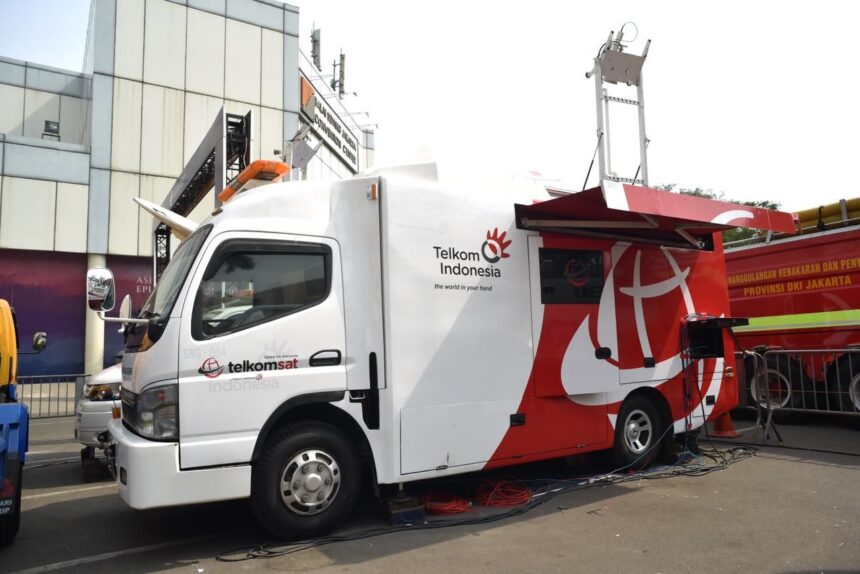 Mobil Satellite News Gathering (SNG) Telkomsat di lokasi Media Center KTT ke-42 ASEAN yang dikelola oleh TelkomGroup dari sisi penyediaan infrastruktur dan layanan telekomunikasi di Jakarta (5/9). Foto: Telkom Indonesia