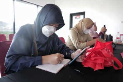 Anak-anak muda milenial serius menyelesaikan soal ujian seleksi Calon Pegawai Negeri Sipil (CPNS) digelar Srikandi Ganjar Jabodetabek di Posko Kemenangan Ganjar di Kelurahan Petogogan, Kecamatan Kebayoran Baru, Jakarta Selatan, Sabtu (16/9). Foto: Srikandi