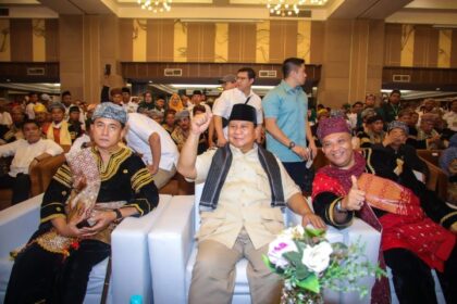 Ketua Umum Partai Bulan Bintang (PBB), Yusril Ihza Mahendra (kiri) dan Prabowo Subianto, Calon Presiden 2024 (tengah) serta Sekretaris Jenderal PBB, Afriansyah Ferry Noer (kanan) saat acara Konsolidasi Zona III Pemenangan Pileg PBB dan Pemenangan Prabowo sebagai Capres 2024 di Hotel Pangeran, Kota Padang, Sumatera Barat, Sabtu (9/9). Foto: Ist