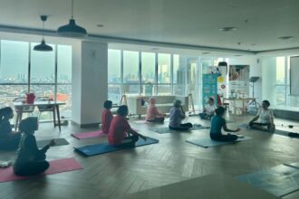 Bulan ini dalam rangka memperingati Hari Olahraga Nasional, Parenty bersama dengan Senior Home Living Care mengadakan acara Yoga Time pada tanggal 6 September yang dipandu oleh Community Svastha Yoga. Foto: Ist