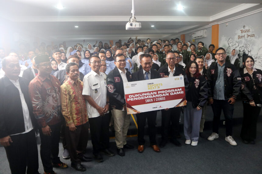 Kantor Staf Presiden RI (KSP), Kementerian Pendidikan, Kebudayaan, Riset, dan Teknologi RI (Kemendikbudristek), dan KINCIR mengadakan Esports Next serta kunjungan kinetik ke Sekolah Menengah Kejuruan Negeri 1 Ciomas. Foto/megapro