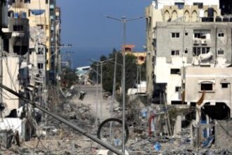 Gedung-gedung tampak rusak akibat serangan udara Israel di Kota Gaza, Senin, 23 Oktober 2023. (Foto: AP/Abed Khaled