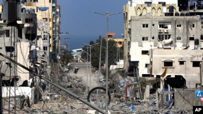 Gedung-gedung tampak rusak akibat serangan udara Israel di Kota Gaza, Senin, 23 Oktober 2023. (Foto: AP/Abed Khaled