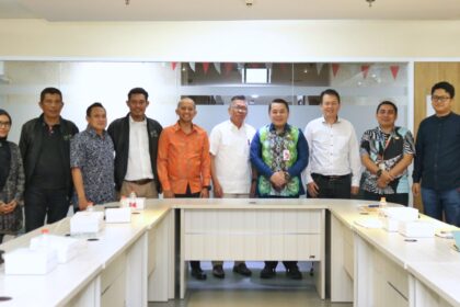 Jajaran pengurus FPRMI diterima oleh Plt Kadiskominfotik yang juga Asisten Pemerintahan Sekretaris Daerah (Sekda) DKI Jakarta, Sigit Wijatmoko (tengah, baju hijau) di Balai Kota DKI Jakarta Senin (2/3/2023).