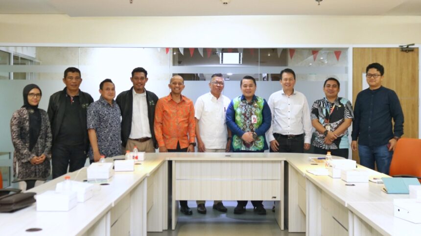 Jajaran pengurus FPRMI diterima oleh Plt Kadiskominfotik yang juga Asisten Pemerintahan Sekretaris Daerah (Sekda) DKI Jakarta, Sigit Wijatmoko (tengah, baju hijau) di Balai Kota DKI Jakarta Senin (2/3/2023).