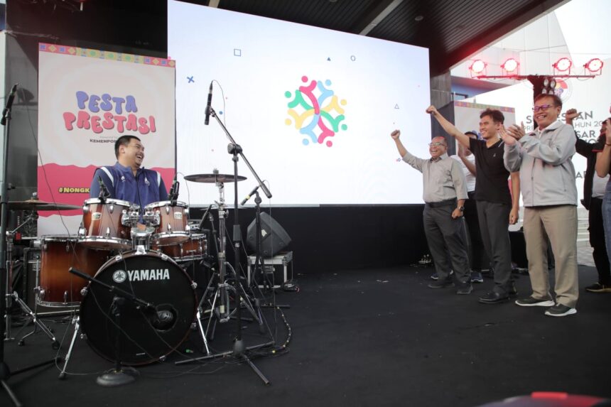 Menteri Pemuda dan Olahraga Republik Indonesia (Menpora RI) Dito Ariotedjo melaunching bulan pemuda dan kick off Peringatan Hari Sumpah Pemuda 2023 di Kemenpora, Jakarta, Minggu (1/10). Launching ini ditandai dengan pemukulan drum oleh Menpora Dito. (kemenpora.go.