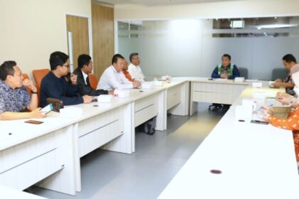 Forum Pimpinan Redaksi Multi Media Indonesia (FPRMI) bersilaturahmi dengan Pemprov DKI Jakarta, Senin (2/10). Dalam pertemuan pihak Pemprov DKI diwakili Asisten Pemerintahan Provinsi DKI Sigit Wijatmoko. Foto: FPRMI