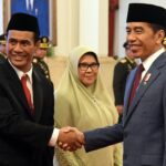 Presiden Jokowi memberikan ucapan selamat seusai melantik Mentan Andi Amran Sulaiman, Rabu (25/10), di Istana Negara, Jakarta. Foto: Humas Setkab/Rahmat