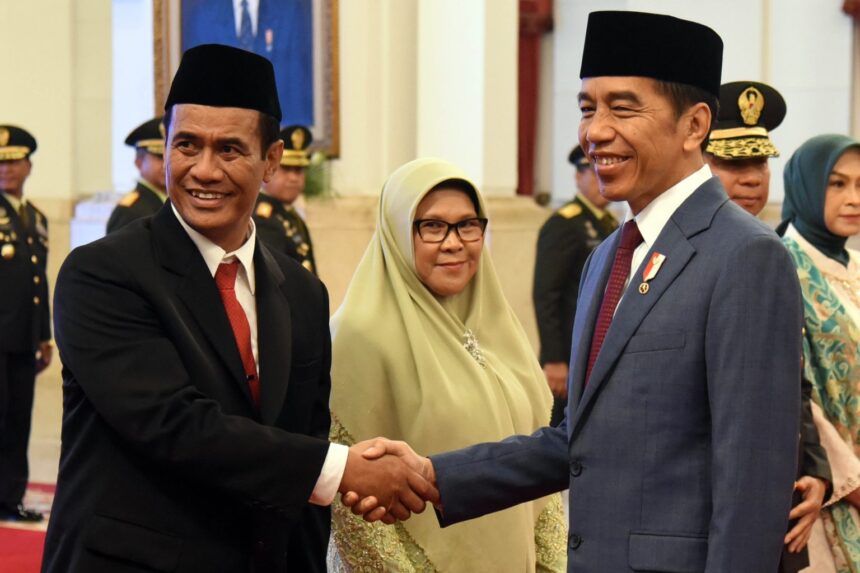 Presiden Jokowi memberikan ucapan selamat seusai melantik Mentan Andi Amran Sulaiman, Rabu (25/10), di Istana Negara, Jakarta. Foto: Humas Setkab/Rahmat