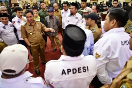 Pj Gubernur Sulsel, Bahtiar Baharuddin, menerima kedatangan Asosiasi Pemerintah Desa Seluruh Indonesia (Apdesi), di Kantor Gubernur, Senin, 16 Oktober 2023.