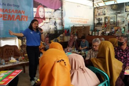 Pelaksanaan Program Pemberdayaan Asosiasi Wanita Pengusaha Makanan Ringan (Aswapemari) Banjarnegara. Program bertujuan untuk meningkatkan perekonomian, kesejahteraan, melalui literasi kepada anggota Aswapemari binaan BRI Life