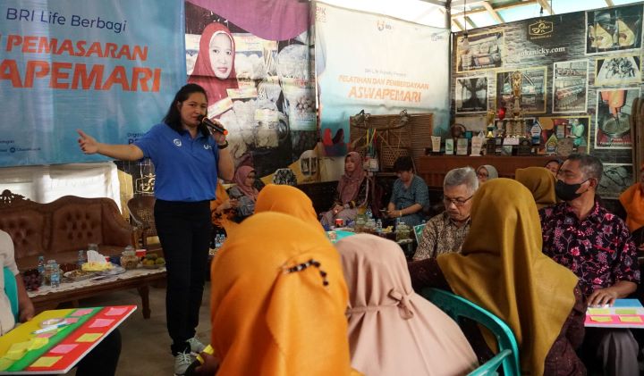 Pelaksanaan Program Pemberdayaan Asosiasi Wanita Pengusaha Makanan Ringan (Aswapemari) Banjarnegara. Program bertujuan untuk meningkatkan perekonomian, kesejahteraan, melalui literasi kepada anggota Aswapemari binaan BRI Life