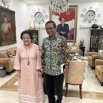 Beredar foto Ketua Umum DPP PDIP, Megawati Soekarnoputri, dengan Menko Polhukam, Mahfud MD, yang terlihat bahagia. Foto: Ist