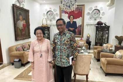 Beredar foto Ketua Umum DPP PDIP, Megawati Soekarnoputri, dengan Menko Polhukam, Mahfud MD, yang terlihat bahagia. Foto: Ist