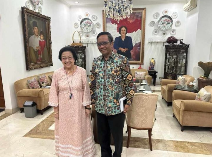 Beredar foto Ketua Umum DPP PDIP, Megawati Soekarnoputri, dengan Menko Polhukam, Mahfud MD, yang terlihat bahagia. Foto: Ist