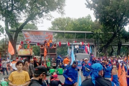 Aksi demonstrasi buruh yang digelar di kawasan patung kuda, Jakarta Pusat, Senin (2/10) siang.(foto Sofian/ipol.id)