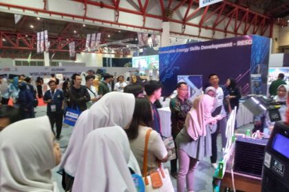 Masyarakat mengunjungi pameran penyelenggaraan pelatihan dan produk vokasi yang diselenggarakan Kementerian Ketenagakerjaan pada Festival Pelatihan Vokasi dan Job Fair Nasional 2023 di JIExpo Kemayoran Jakarta pada 27-29 Oktober 2023. Foto: Ist