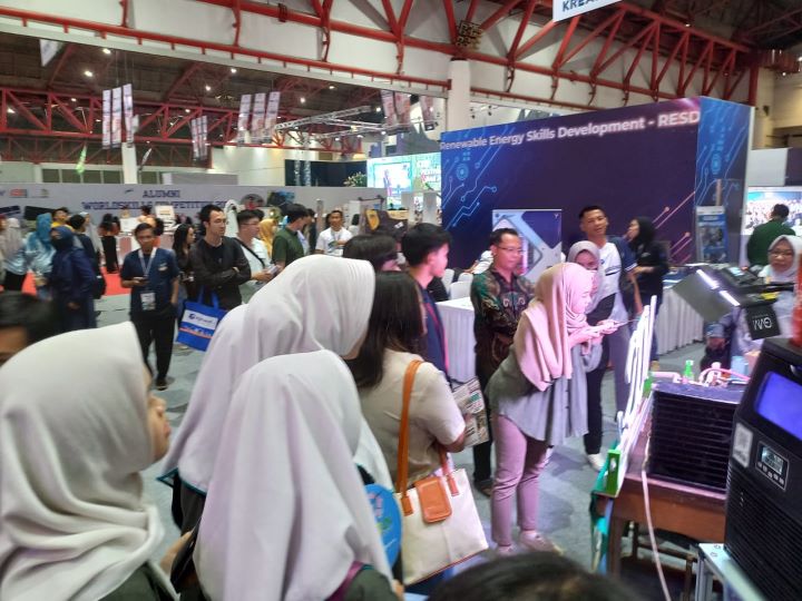 Masyarakat mengunjungi pameran penyelenggaraan pelatihan dan produk vokasi yang diselenggarakan Kementerian Ketenagakerjaan pada Festival Pelatihan Vokasi dan Job Fair Nasional 2023 di JIExpo Kemayoran Jakarta pada 27-29 Oktober 2023. Foto: Ist