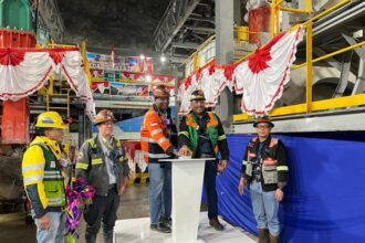 (Ki-ka) Executive Vice President of Operations George Banini dan Kepala Teknik Tambang PTFI Carl Tauran memencet tombol sebagai simbol diresmikannya pengoperasian Crusher 603 di area tambang bawah tanah Grasberg Block Cave (GBC).