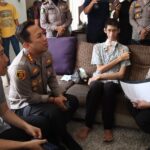 Kapolres Metro Jakarta Selatan, Kombes Pol Ade Ary Syam Indradi dan jajaran ketika menjenguk langsung Sultan Rif'at Alfatih, 20, yang ditemani Ayahnya, Fatih beberapa waktu lalu.