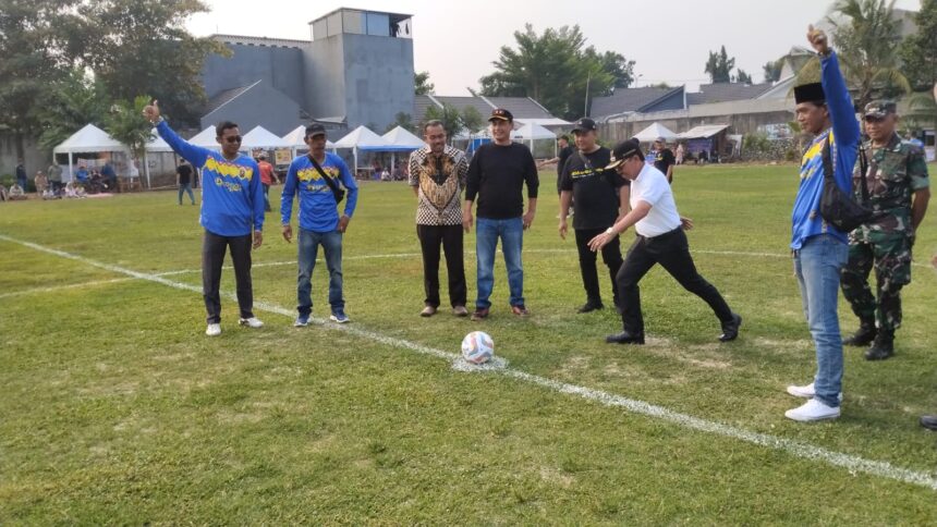 Wakil Walikota Tangerang Sachrudin membuka turnamen sepakbola tarkam Garuda Cup 1 Larangan Utara Kota Tangerang Banten. Foto/ipol