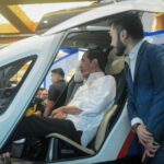 Presiden Republik Indonesia (RI), Joko Widodo (Jokowi) saat mencoba duduk langsung di dalam kabin 'pesawat tak berawak' unit EHang 216 diacara Hub SPACE X KAI Expo 2023, belum lama ini. Foto: Ist