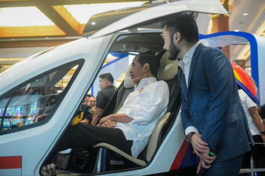 Presiden Republik Indonesia (RI), Joko Widodo (Jokowi) saat mencoba duduk langsung di dalam kabin 'pesawat tak berawak' unit EHang 216 diacara Hub SPACE X KAI Expo 2023, belum lama ini. Foto: Ist