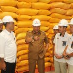 Penjabat Gubernur Sulawesi Selatan (Sulsel), Bahtiar Baharuddin, meninjau langsung gudang beras milik Bulog, di Panaikang, Kota Makassar. Peninjauan ini untuk memastikan stok beras masyarakat di Sulsel. Foto/ist
