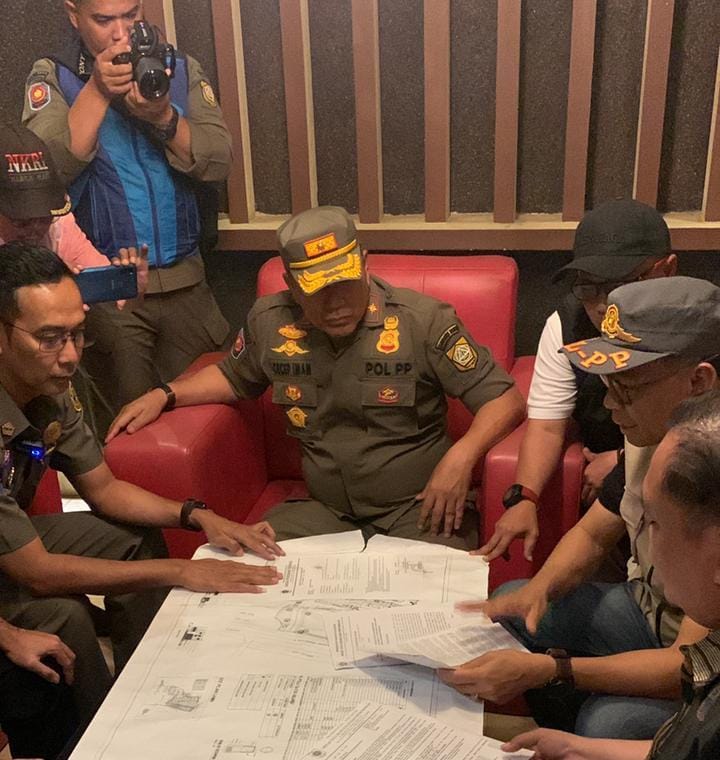 Wawan Darmawan Kepala Bidang Penegakan Perundang-Undangan Daerah Satpol PP Kabupaten Bogor menegaskan, Tempat Hiburan Malam (THM) di Hotel M-One Bogor yang berlokasi di Jalan Raya Bogor-Jakarta, Desa Cimanda, Kecamatan Sukaraja, dinyatakan lengkap mulai dari surat akta tanah, Izin Mendirikan Bangunan (IMB) sampai izin operasional..foto/istimewa