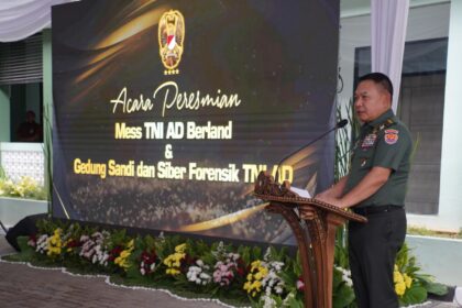 Kepala Staf Angkatan Darat (Kasad) Jenderal TNI Dudung Abdurachman saat meresmikan gedung sandi dan siber forensik, Jumat (6/10). Foto: Mabesad