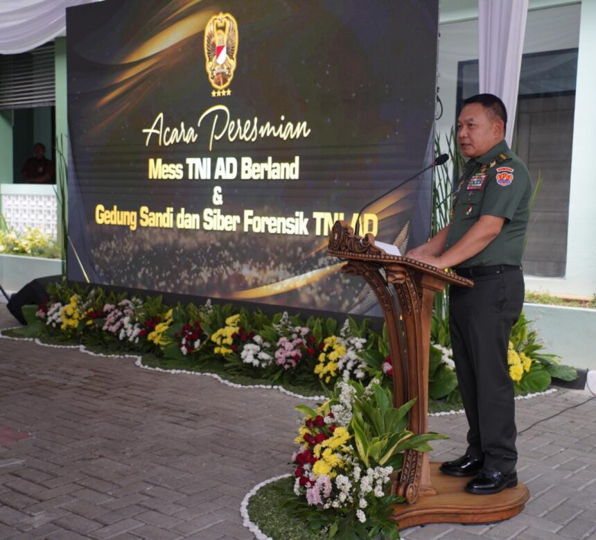 Kepala Staf Angkatan Darat (Kasad) Jenderal TNI Dudung Abdurachman saat meresmikan gedung sandi dan siber forensik, Jumat (6/10). Foto: Mabesad