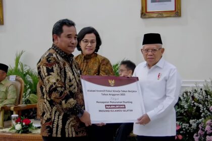 Wakil Presiden KH Ma'ruf Amin didampingi Menteri Keuangan Sri Mulyani menyerahkan Dana Insentif Fiskal kepada Sulsel sebesar Rp5,69 miliar. Foto: Pemprov Sulsel