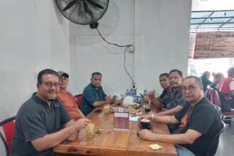 Pemimpin Redaksi (Pemred) Media Pos Aceh, Asnawi Kumar terpilih secara aklamasi sebagai Ketua Forum Pimpinan Redaksi Multimedia Indonesia (FPRMI) Aceh, dalam satu pertemuan yang difasilitasi Serikat Perusahaan Pers (SPS) Aceh, di Banda Aceh, Minggu (08/10/2023).foto/istimewa