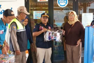 Petugas memberikan bantuan logistik disediakan selama tiga hari dan bakal diperpanjang jika diminta warga terdampak kebakaran di Jalan Tipar Cakung, RT 02/RW 08, Cakung Barat, Cakung, Jakarta Timur pada Jumat (6/10). Foto: Ist