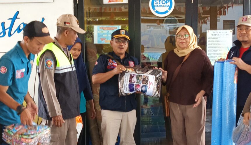 Petugas memberikan bantuan logistik disediakan selama tiga hari dan bakal diperpanjang jika diminta warga terdampak kebakaran di Jalan Tipar Cakung, RT 02/RW 08, Cakung Barat, Cakung, Jakarta Timur pada Jumat (6/10). Foto: Ist