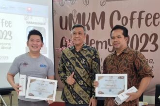 Kampus Politeknik Jakarta Internasional mengadakan kegiatan pengabdian kepada masyarakat beberapa waktu yang lalu. Kegiatan workshop sebagai momen menyambut hari kopi sedunia, yang dihadiri dari pegiat kopi, pemilik kedai kopi, serta UMKM Kopi di SCBD dan sekitarnya. Foto/istimewa