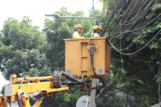 Petugas Bidang Prasarana dan Sarana Utilitas Kota (PSUK), Suku Dinas (Sudin) Bina Marga Jakarta Selatan, merapikan kabel yang menjulur ke bawah di Jalan Dr. Saharjo, Kelurahan Tebet Barat, Kecamatan Tebet, Senin (9/10) siang. Foto: Ist