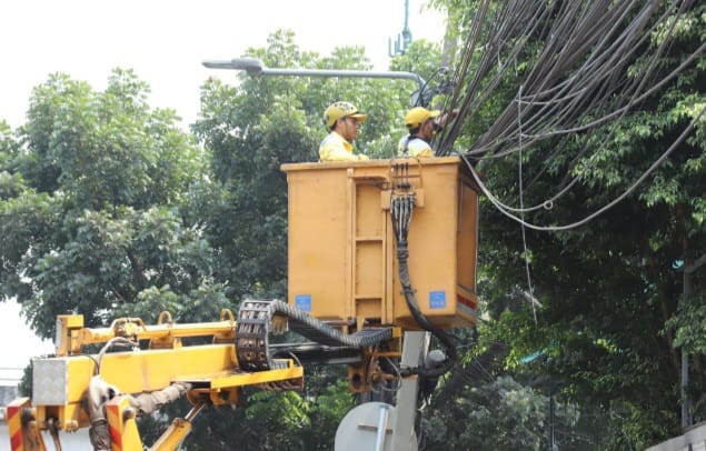 Petugas Bidang Prasarana dan Sarana Utilitas Kota (PSUK), Suku Dinas (Sudin) Bina Marga Jakarta Selatan, merapikan kabel yang menjulur ke bawah di Jalan Dr. Saharjo, Kelurahan Tebet Barat, Kecamatan Tebet, Senin (9/10) siang. Foto: Ist