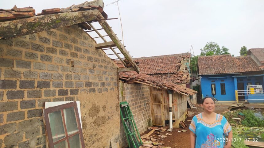 Suasana dan kondisi sejumlah rumah warga yang terdampak peristiwa angin kencang yang menerjang wilayah Kabupaten Sukabumi, Provinsi Jawa Barat, pada Sabtu (7/10). Kini warga masih melakukan perbaikan rumah yang rusak, Senin (9/10). Foto: Badan Nasional Penanggulangan Bencana (BNPB)