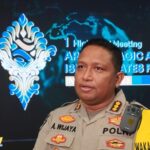 Kabid TIK Polda Bali, Kombes Pol Ambariyadi Wijaya saat memberikan keterangan terkait pengamanan pergelaran Konferensi Tingkat Tinggi (KTT) Archipelagic and Island State (AIS) Forum 2023 digelar di Bali, pada 10-11 Oktober 2023 menggunakan teknologi kamera body warm di 91 Command Center, Bali, Senin (9/10). Foto: Divhumas Polri