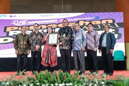 MURI mencatatkan rekor doodle art terpanjang kepada kampus Polimedia Jakarta